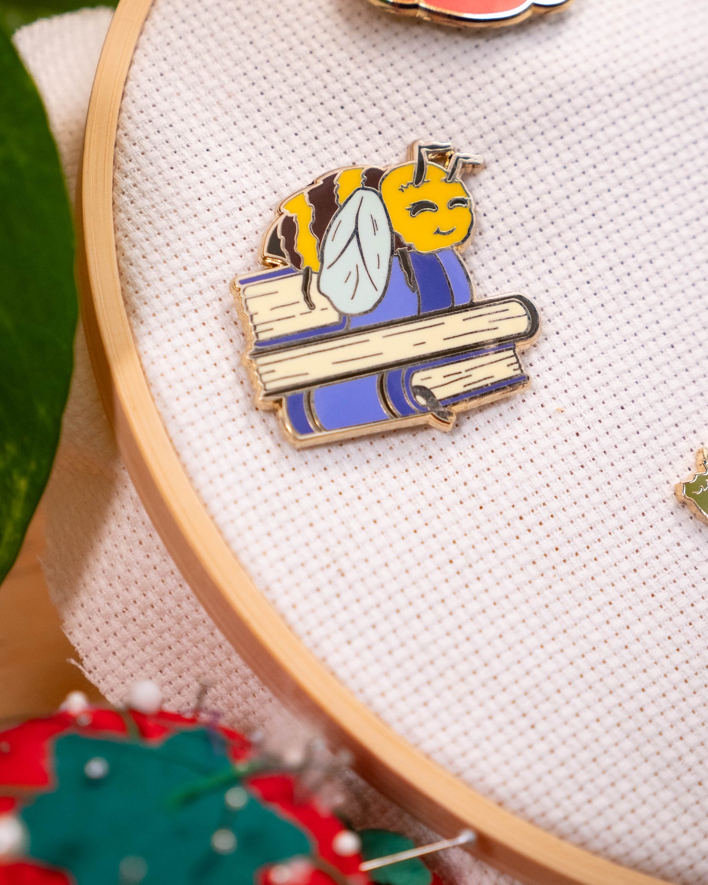Sleepy Book Bee Needle Minder