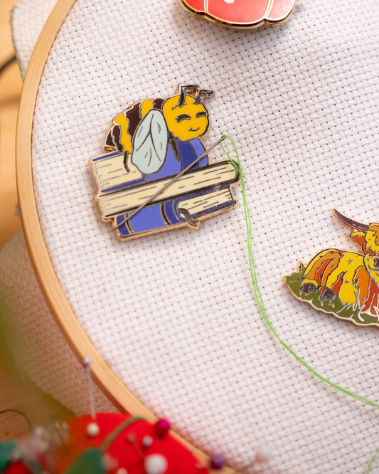 Sleepy Book Bee Needle Minder